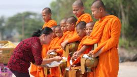 Muaj 200 tus tub ntxhais hluas ua hauj sam rau hnub Buddhist holy day nyob Khas Phus Chas teb.